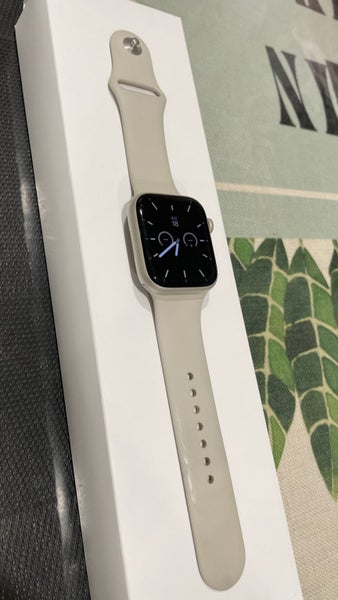 Apple Watch Series 7 (45mm, Aluminum Case) Carousel 1
