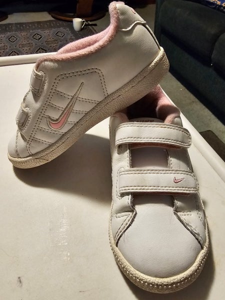 NIKE Girl's shoes. White with pink trim. 8.5US - 25.5EU. Carousel 1