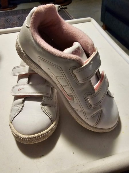 NIKE Girl's shoes. White with pink trim. 8.5US - 25.5EU. Carousel 2