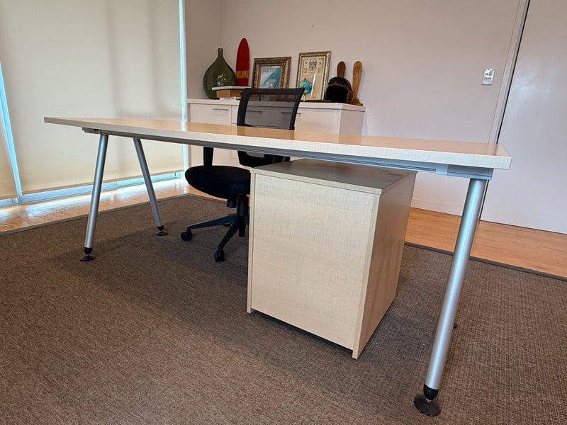 Office desk draws and chair Carousel 5
