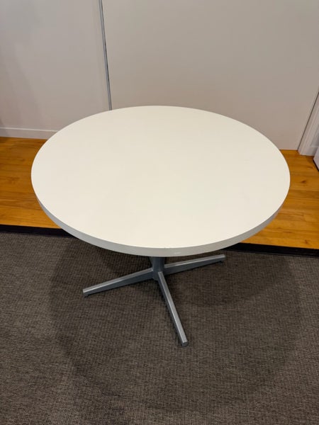 Round meeting table Carousel 1