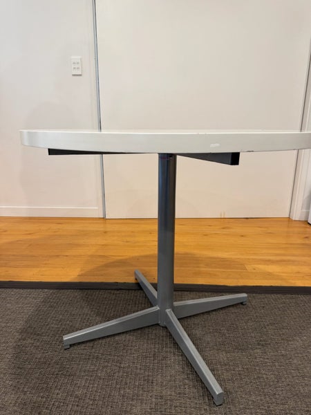 Round meeting table Carousel 2