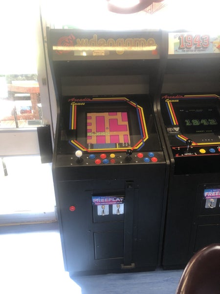 arcade machine Carousel 1