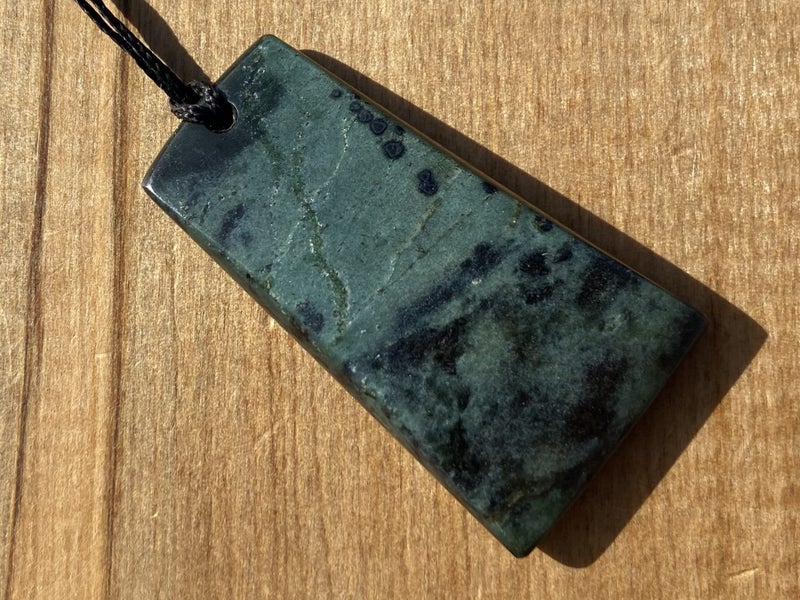 $1 Res!! Pounamu toki pendant *Serpentine* Carousel 1