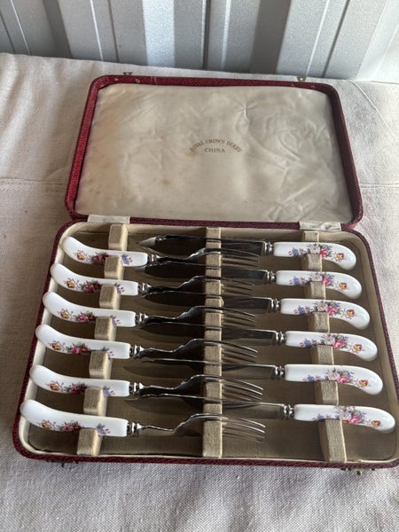 Royal Crown Derby Porcelain Knife and Fork Case Set(CL843) Carousel 1