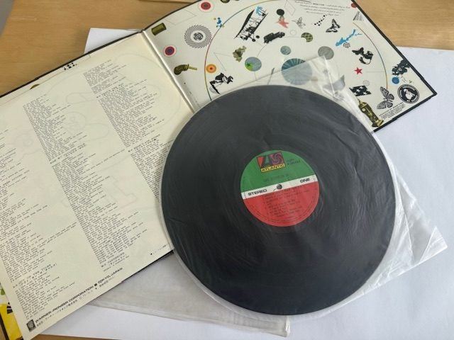 Led Zepplin III Vinyl MINT Condition 1972 Complete with Lyric Sheet & Poster63003887842434116