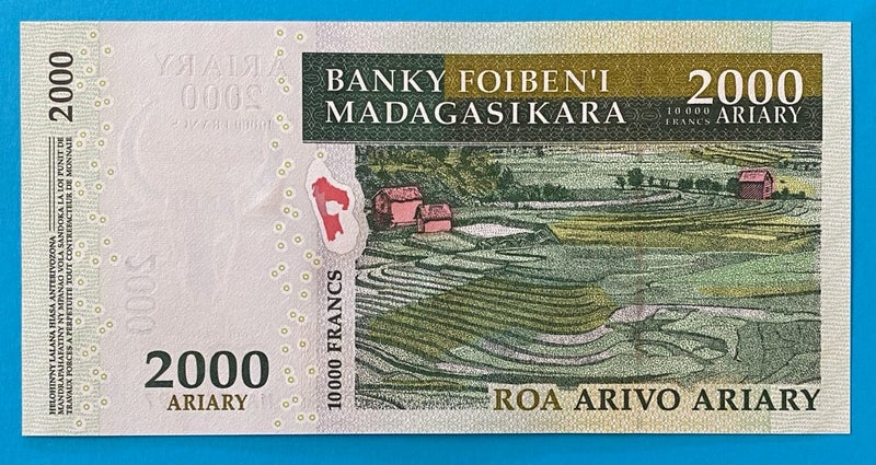 Madagascar 2000 Ariary Note - UNC Carousel 2