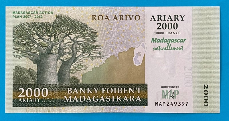 Madagascar 2000 Ariary Note - UNC Carousel 1