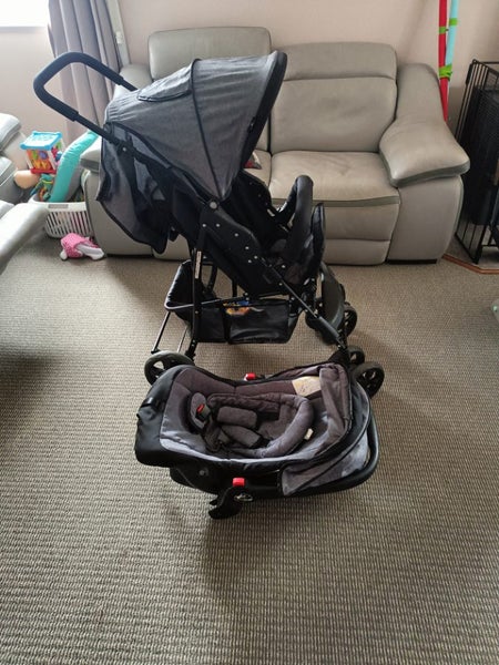 Good condition stroller and carrier Carousel 2