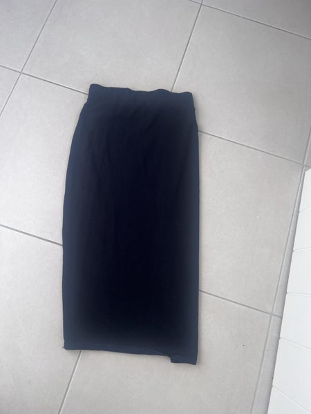 $1 Res - Black Stretchy 3/4 Skirt Carousel 1