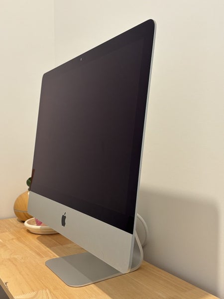 iMac 21.5” - i7-16GB-1TB - Silver Carousel 2