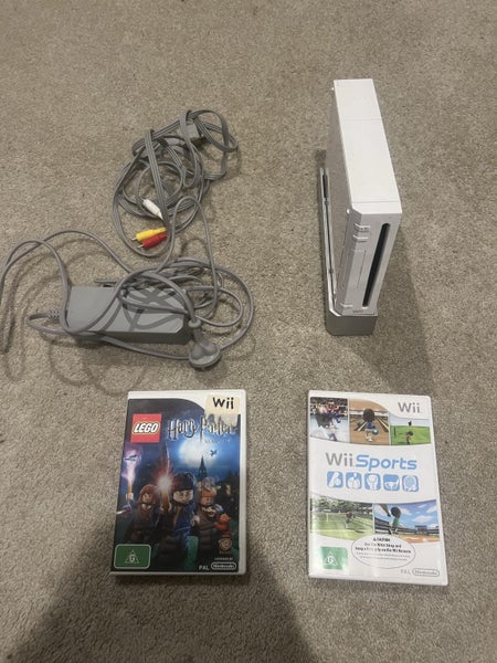 Wii console + 2 games Carousel 1