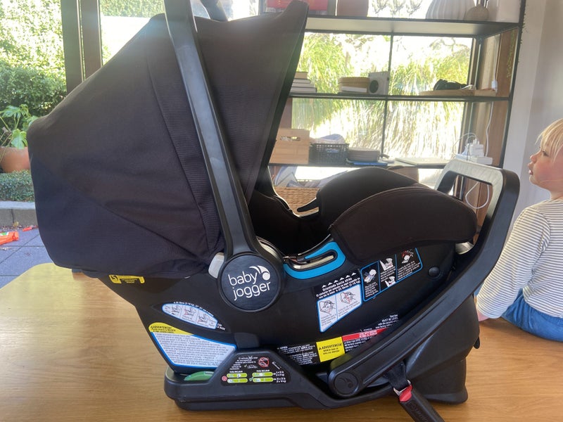 Clip-in infant capsule carseat Carousel 1