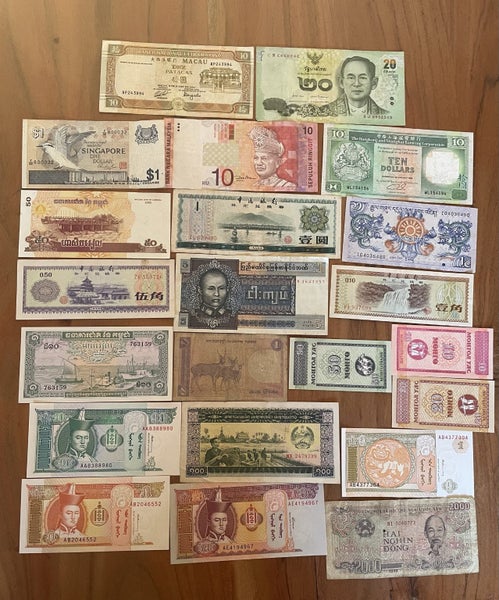 Approx 55 notes from 30 different countries some near uncirculated (#9) Carousel 2