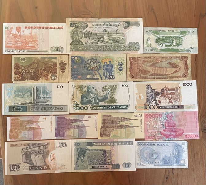 Approx 55 notes from 30 different countries some near uncirculated (#9) Carousel 7