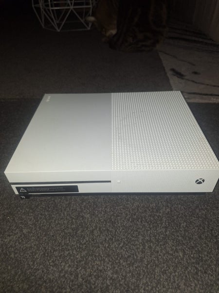 Xbox One S + Controller + 2 games Carousel 2