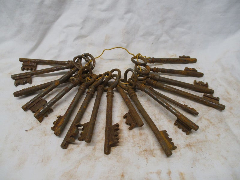 KEY 6651 - Bunch of Keys on Wire - Old English/French Carousel 1