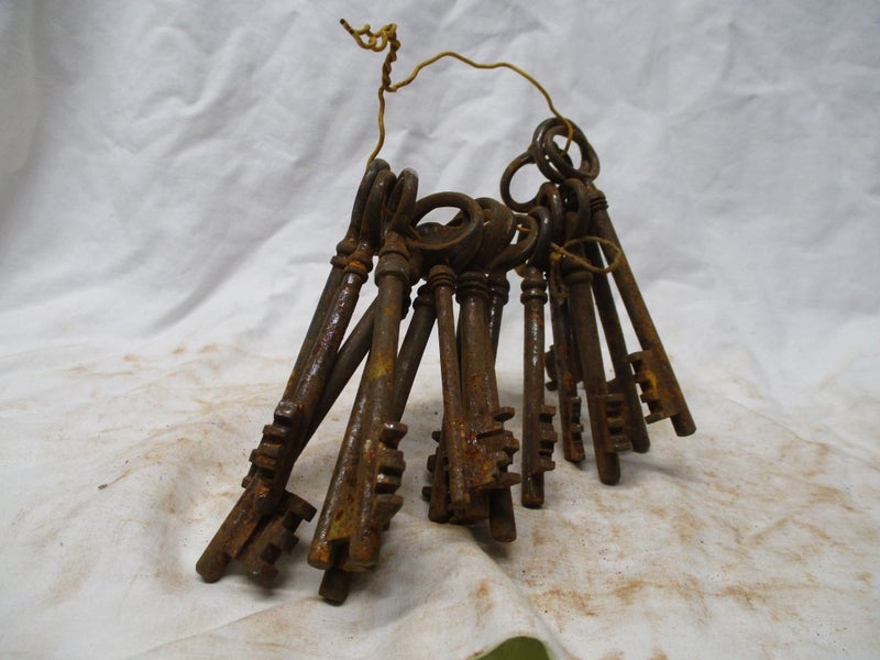 KEY 6651 - Bunch of Keys on Wire - Old English/French Carousel 2