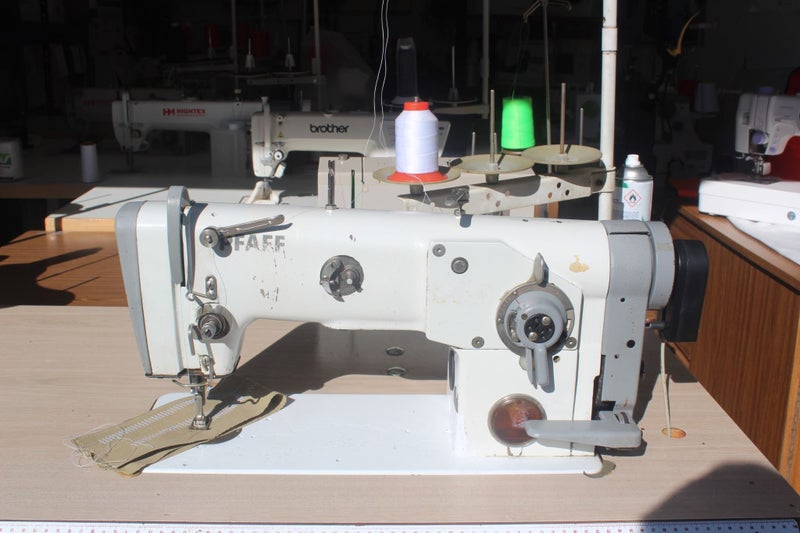 ZIG ZAG INDUSTRIAL SEWING MACHINE Carousel 2