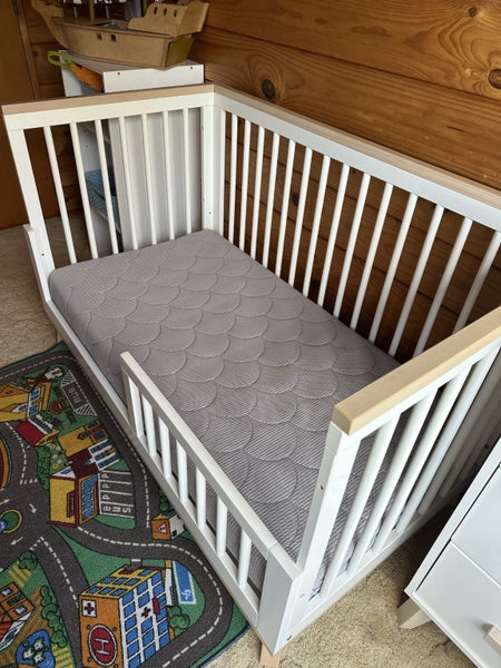 Babyletto Scoot cot & Growbright mattresss Carousel 2