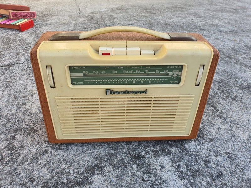 Vintage FLEETWOOD 9V Portable Radio Carousel 1