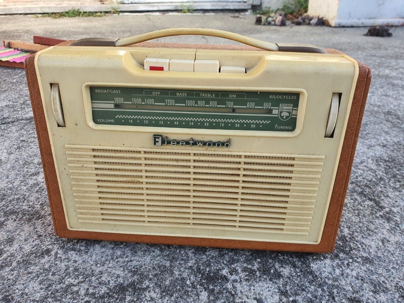 Vintage FLEETWOOD 9V Portable Radio Carousel 2