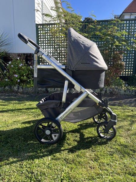 Uppababy Vista Pram with 3 seat options Carousel 2