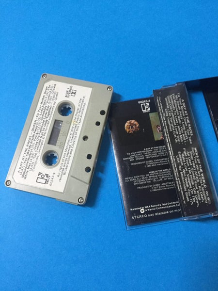 Queen: A Day At The Races / News Of The World (Cassette) Carousel 3