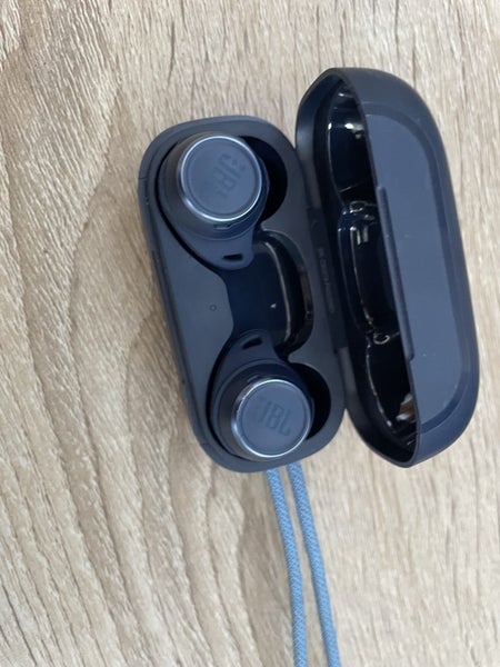 JBL earphones Carousel 1
