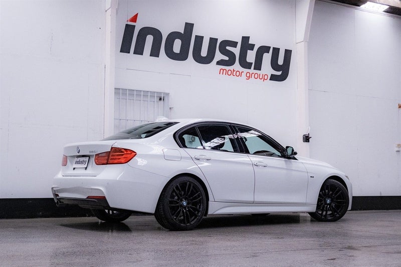 2014 BMW 3 Series 320i M Sport62869813040514111