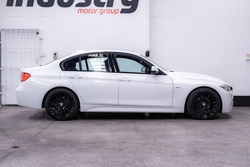 2014 BMW 3 Series 320i M Sport62869813040514114