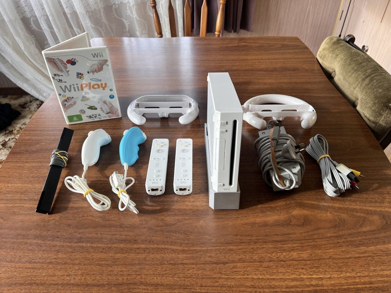 Wii Console Bundle + Game and Accessories - Great Condition Carousel 1