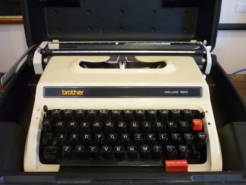 TYPEWRITER PORTABLE,BROTHER DE LUXE 1613 Carousel 1