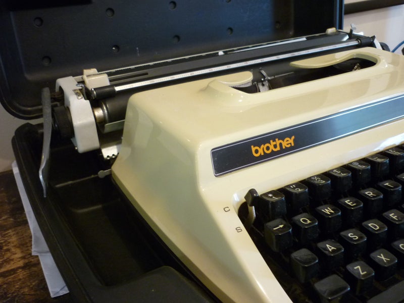 TYPEWRITER PORTABLE,BROTHER DE LUXE 1613 Carousel 6