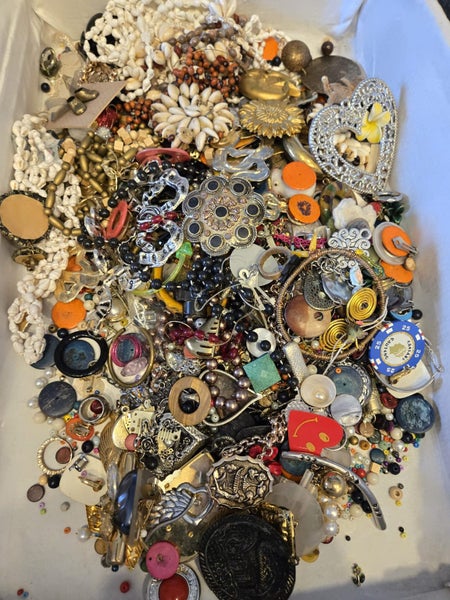 2.5kg of Broken Jewelry for crafting - $1 reserve Carousel 1