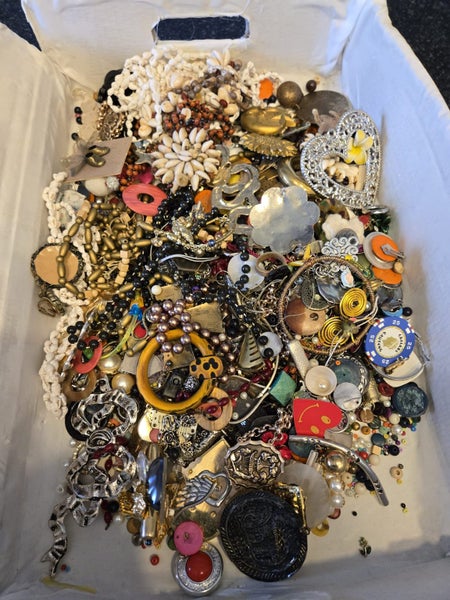 2.5kg of Broken Jewelry for crafting - $1 reserve Carousel 7
