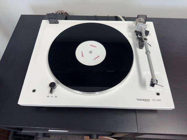 Thorens TD 206 Gloss White - Belt drive,-2 speed turntable. Made in Germany. Carousel 1