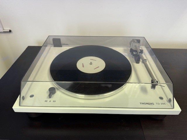 Thorens TD 206 Gloss White - Belt drive,-2 speed turntable. Made in Germany. Carousel 2