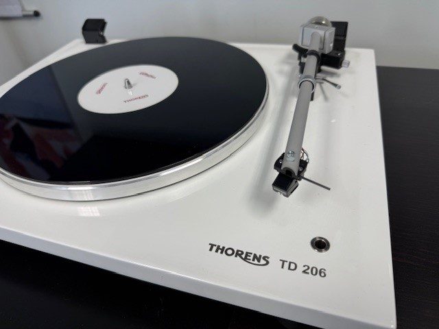 Thorens TD 206 Gloss White - Belt drive,-2 speed turntable. Made in Germany. Carousel 3