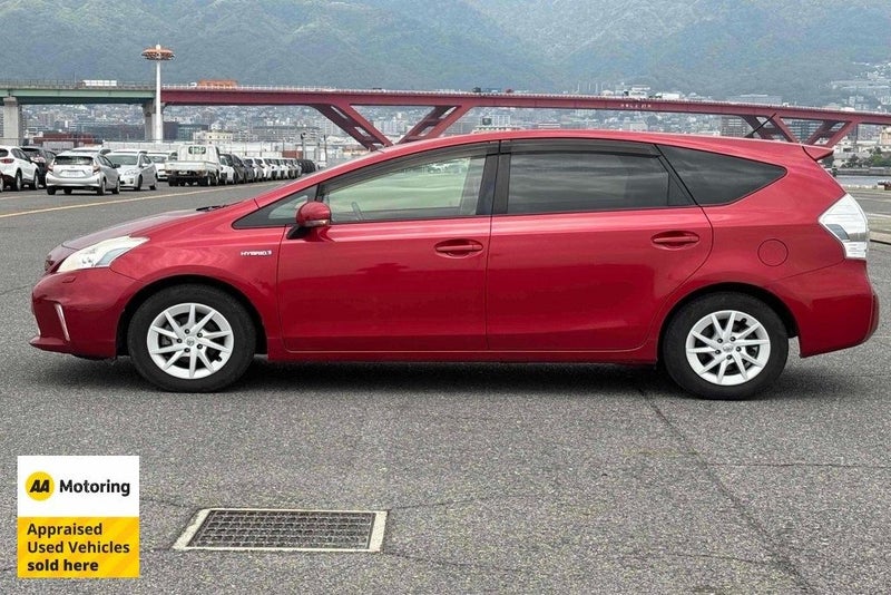 2013 Toyota Prius Alpha Hybrid / Low 50kms62863267436417114