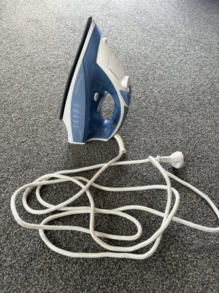 Russel Hobbs Steam Iron Carousel 1
