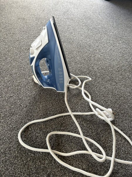 Russel Hobbs Steam Iron Carousel 3
