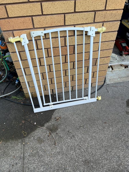 Pet/child safety gate Carousel 1