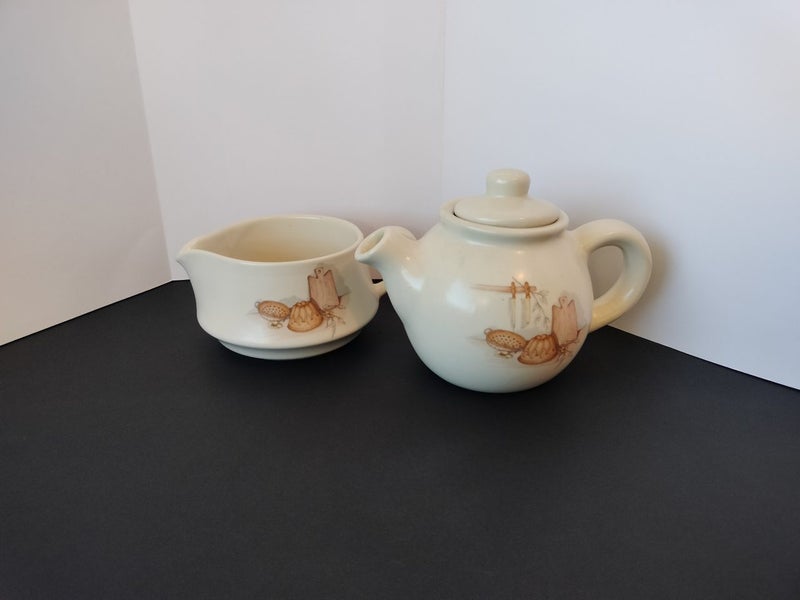 Vintage teapot & creamer Carousel 1