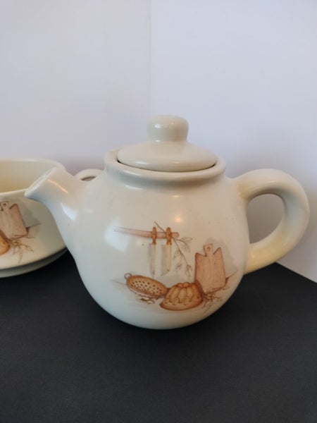 Vintage teapot & creamer Carousel 2