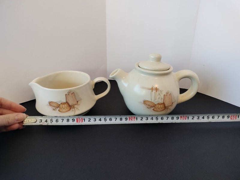 Vintage teapot & creamer Carousel 8