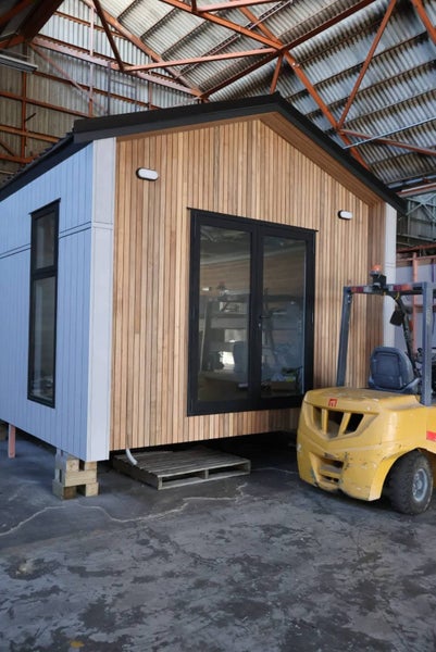 PREMIUM 30m2 1-Bed SELF CONTAINED, READY 2 GO! Carousel 1