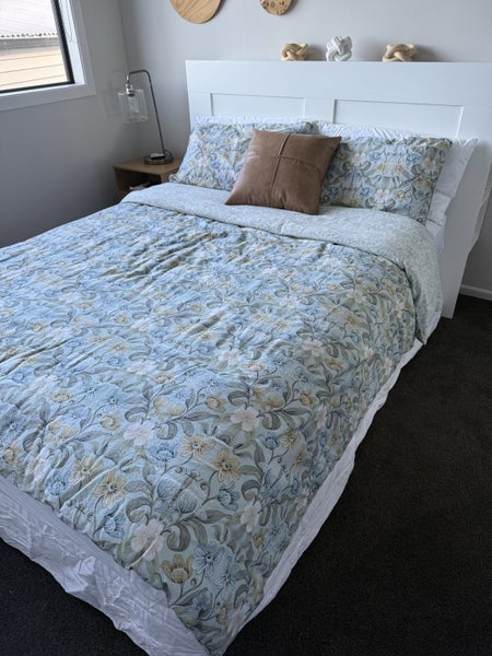 Double Bed/ bedside table/all linen Carousel 2