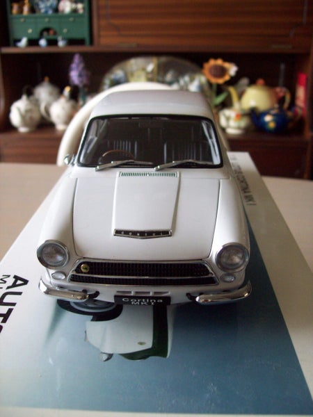 AUTO ART 1/18th SCALE 1963 - 1966 LOTUS CORTINA MK 1 MIB Carousel 2