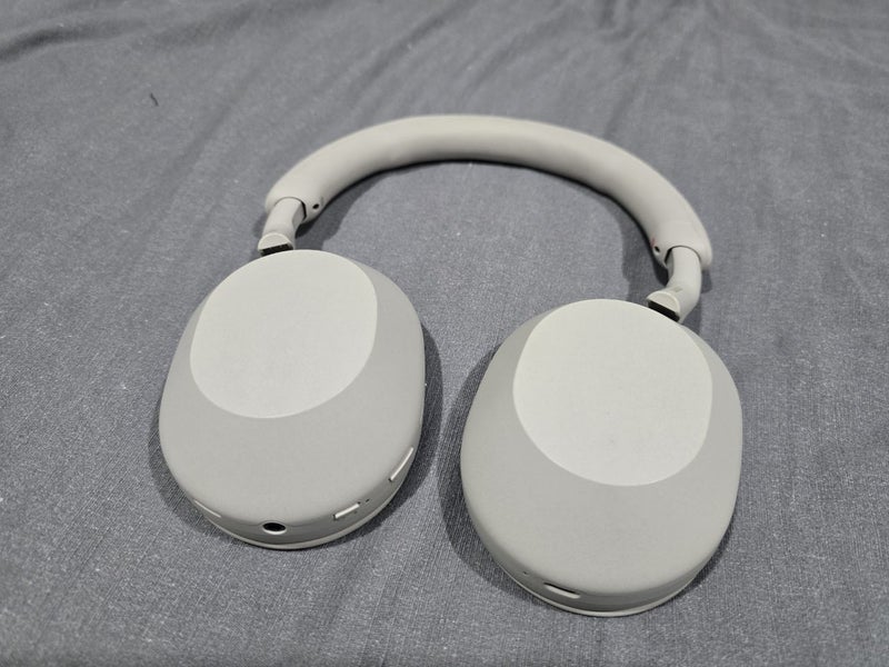 Sony WH-1000XM5 Wireless Noise Canceling Headphones Carousel 1
